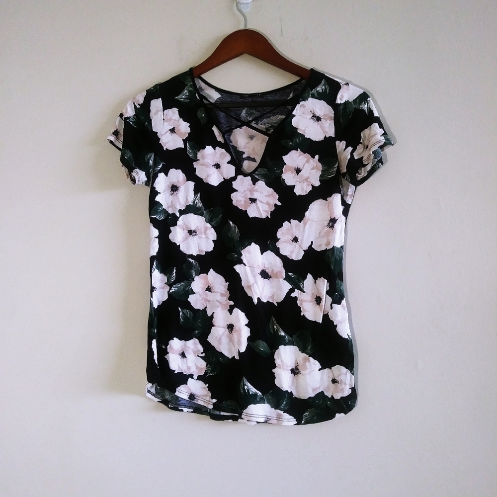 Dynamite Woman Black & White Flowered Top XS